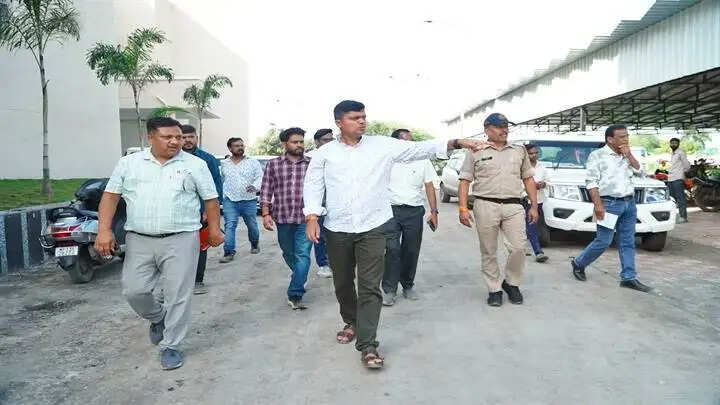 उज्जैनः बाबा महाकाल की पहली सवारी निकलने के पहले रामघाट चौड़ीकरण कार्य पूर्ण करें- कलेक्टर