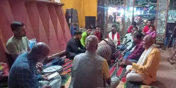 नई पीढ़ी को नहीं आता होली के फाग गाना और नंगाड़ा बजाना