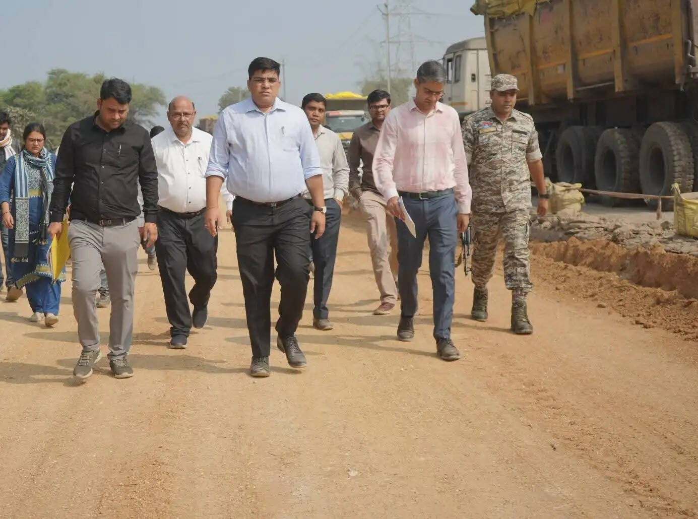 कोरबा : नागरिकों का आवागमन सुरक्षित और सुगम बनाने के लिए कलेक्टर ने किया सड़कों-पुलों का निरीक्षण
