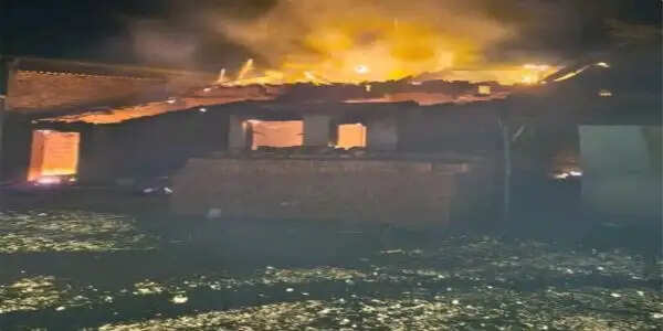 चांडिल के झीमड़ी में युवती के अपहरण के बाद तनाव, दो घरों को किया आग के हवाले