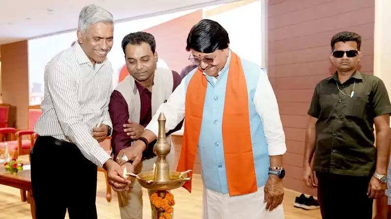 सभी अधिकारी नगरीय निकायों को स्वावलंबी और विकास केंद्र के रूप में करें स्थापित : कैलाश विजयवर्गीय