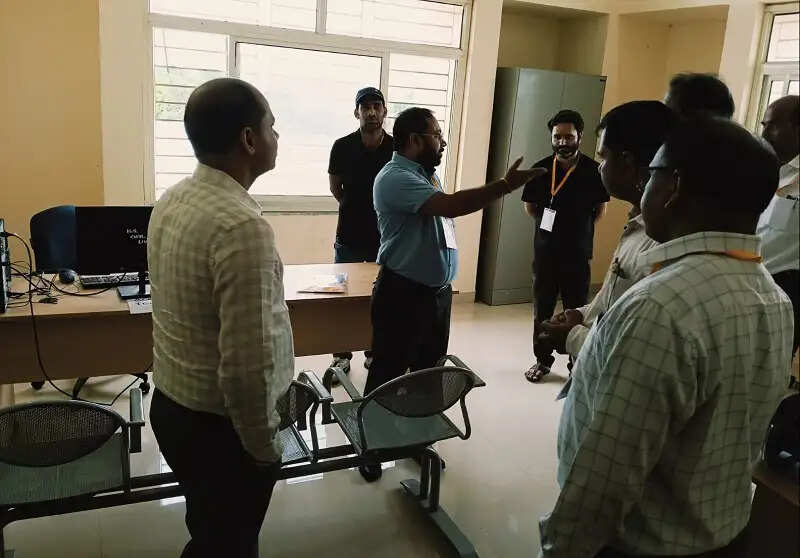 दतिया विधानसभा उपचुनावः व्यय प्रेक्षक ने अकाउंट, वीवीटी एवं एसएसटी टीमों का किया निरीक्षण