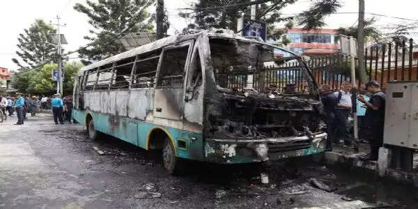 ट्रैफिक पुलिस से जुर्माने पर विवाद के बाद काठमांडू में चालक ने बस में लगाई आग