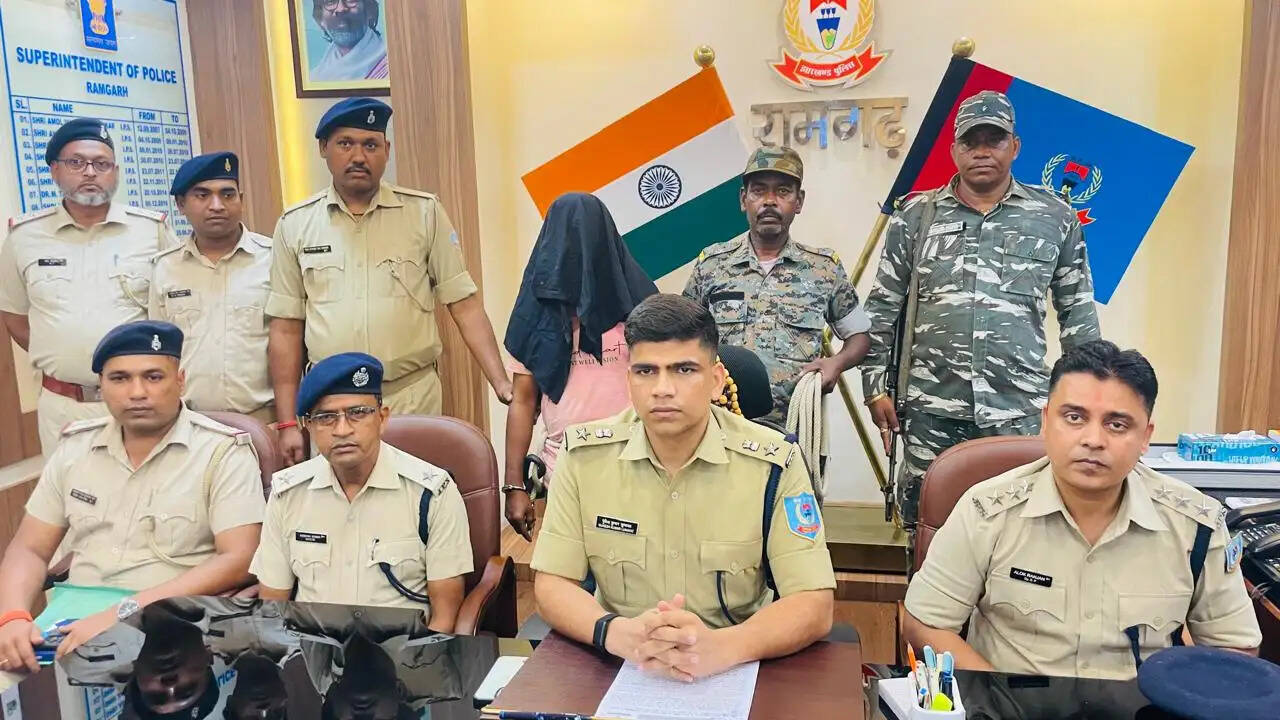 रजरप्पा ज्वेलर्स लूटकांड के सभी आरोपित गिरफ्तार, 765 ग्राम सोना और हथियार बरामद