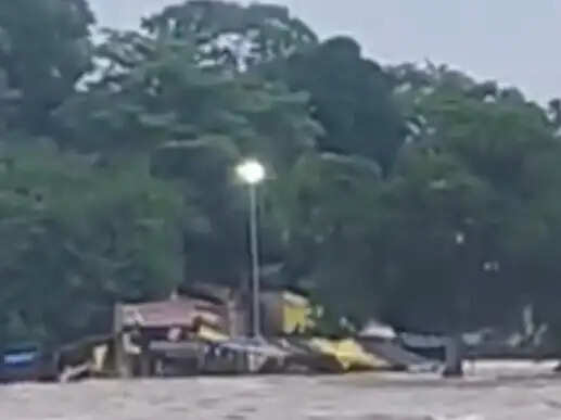 बाढ़&nbsp;की&nbsp;वजह&nbsp;से&nbsp;मंदिर&nbsp;नहीं&nbsp;पहुंच&nbsp;सके&nbsp;भक्त&nbsp;तो&nbsp;नदी&nbsp;किनारे&nbsp;शिवलिंग&nbsp;स्थापित&nbsp;कर&nbsp;की&nbsp;पूजा