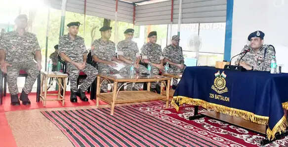 सीआरपीएफ के विशेष महानिदेशक ने कई कैंपों का किया निरीक्षण, जवानों का बढ़ाया हौसला