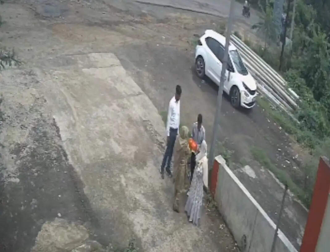 सावन की पहली सोमवारी पर फर्जी साधु ने ठग लिए दो महिलाओं से जेवर