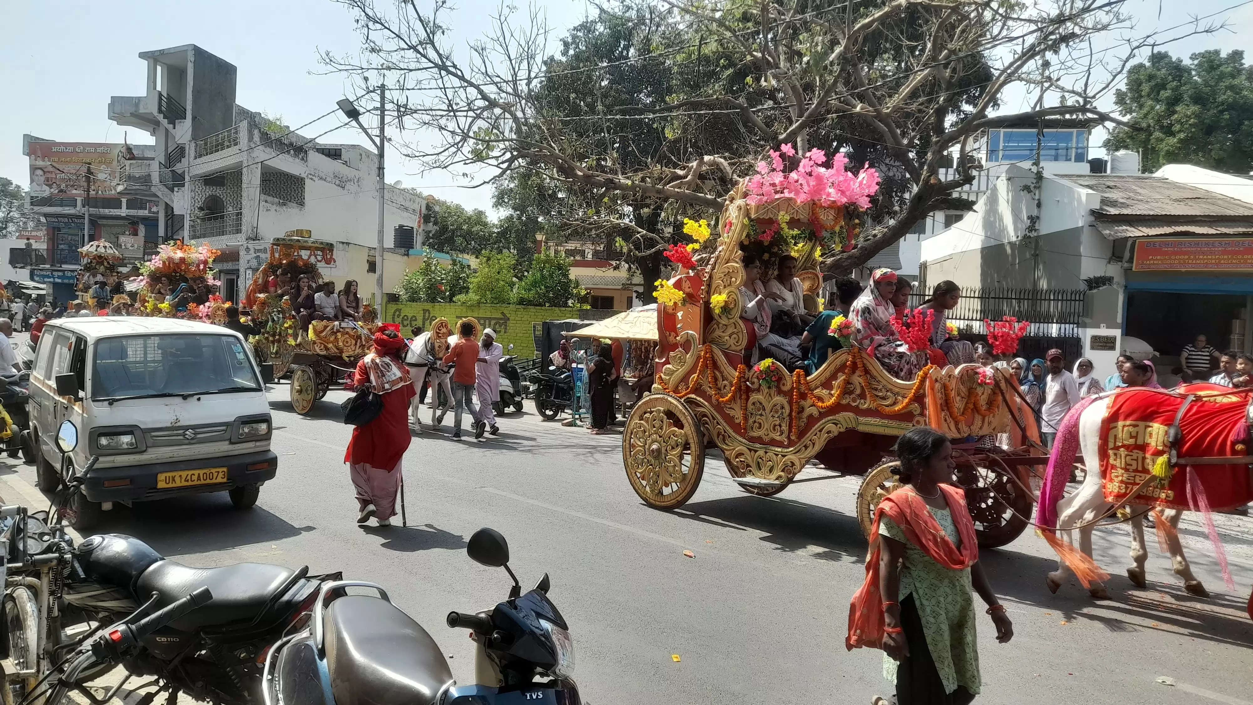 ऋषिकेश में पहली बार किन्नर समाज की कुलदेवी बोचरा माई की नगर में बैंड बाजों के साथ धूमधाम से निकली शोभायात्रा