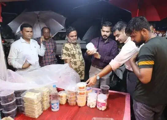 चावला रेस्टोरेंट और कलाकंद मिठाई दुकान पर प्रशासन की दबिश, खाद्य पदार्थों के लिए&nbsp;नमूने