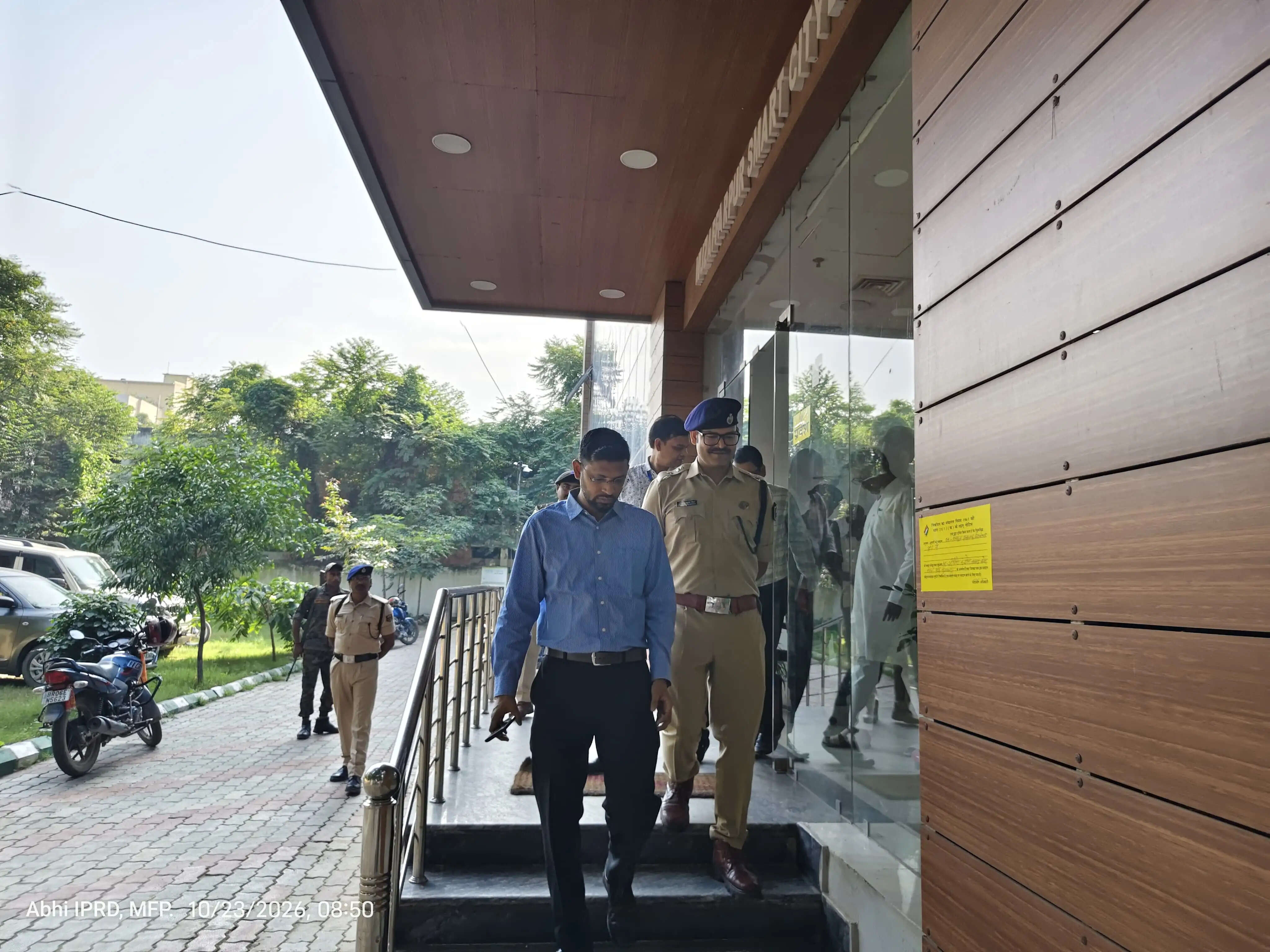 तिरहुत स्नातक एवं शिक्षक निर्वाचन 2026: मतदान केंद्र का जिला निर्वाचन पदाधिकारी एवं वरीय पुलिस अधीक्षक ने लिया जायजा