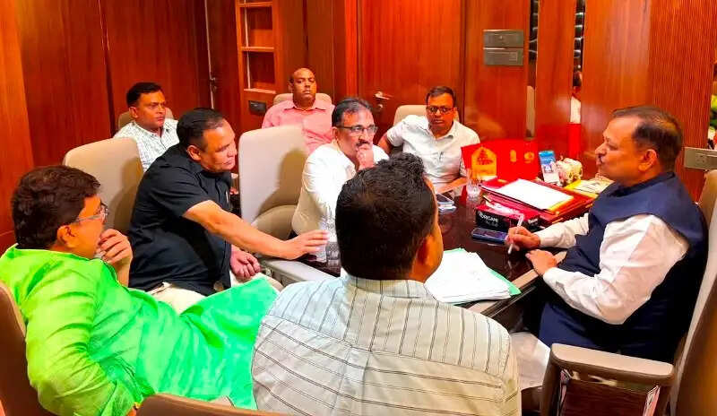 ग्रीन पार्क क्रिकेट स्टेडियम के उच्चीकरण की डीपीआर जल्द शासन को भेजें : सांसद
