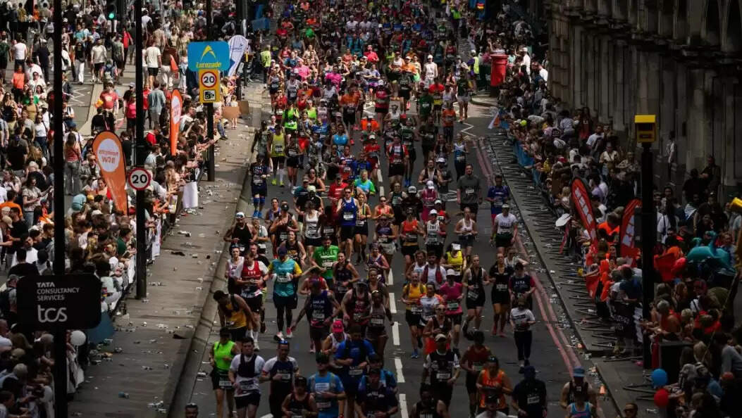 लंदन मैराथन ने तोड़ा विश्व रिकॉर्ड, 56,000 से अधिक धावकों ने पूरा किया मुकाबला