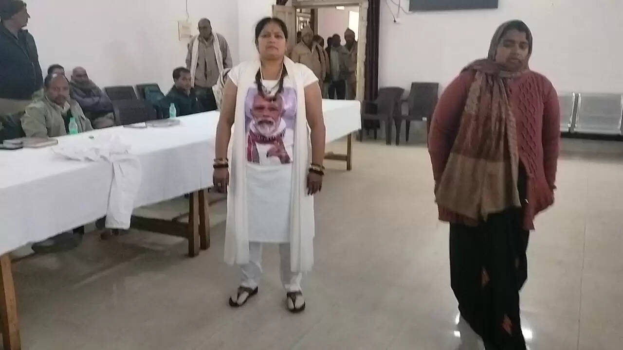 जनसुनवाई में पहुंची महिला ने अफसरों के सामने किया हंगामा