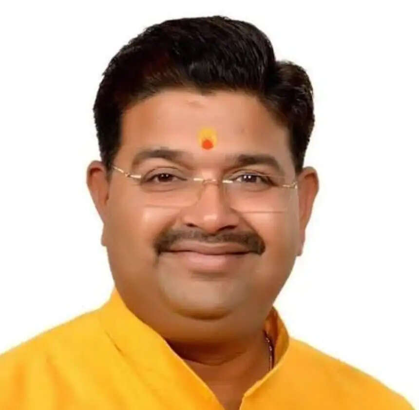 सहकारी उपभोक्ता भंडार चुनाव के मतदान केंद्र पर भाजपा नेता के साथ मारपीट