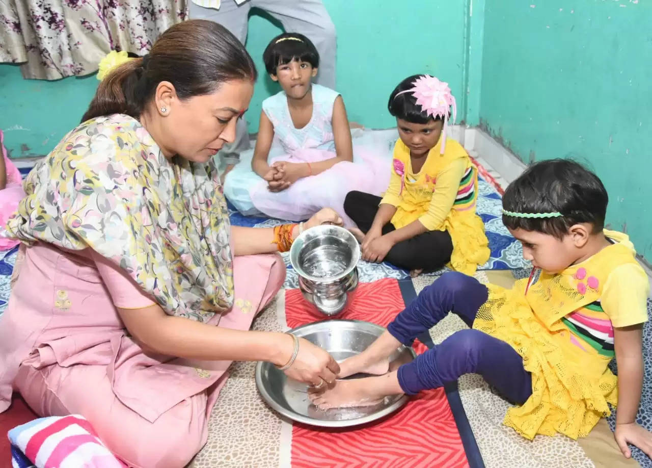 मंत्री रेखा आर्या ने बालिका निकेतन में किया कन्या पूजन, बोलीं- बच्चियां  मां दुर्गा का रूप