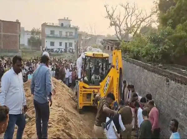 (अपडेट) मऊ में हल्दी की रस्म अदा करने जा रही महिलाओं पर दीवार गिरी, छह लोगों की मौत