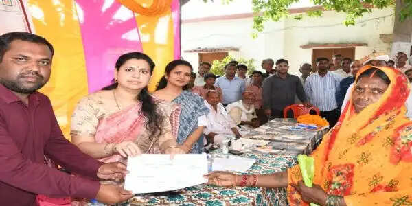 डीएम के विशेष अभियान से मूसहर बस्तियों में पहुंची सरकारी योजनाएं