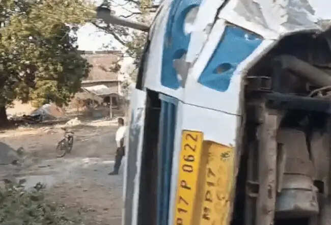 रीवाः बाइक को टक्कर मारकर तेज रफ्तार बस पलटी, दो लोगों की मौत, पांच घायल