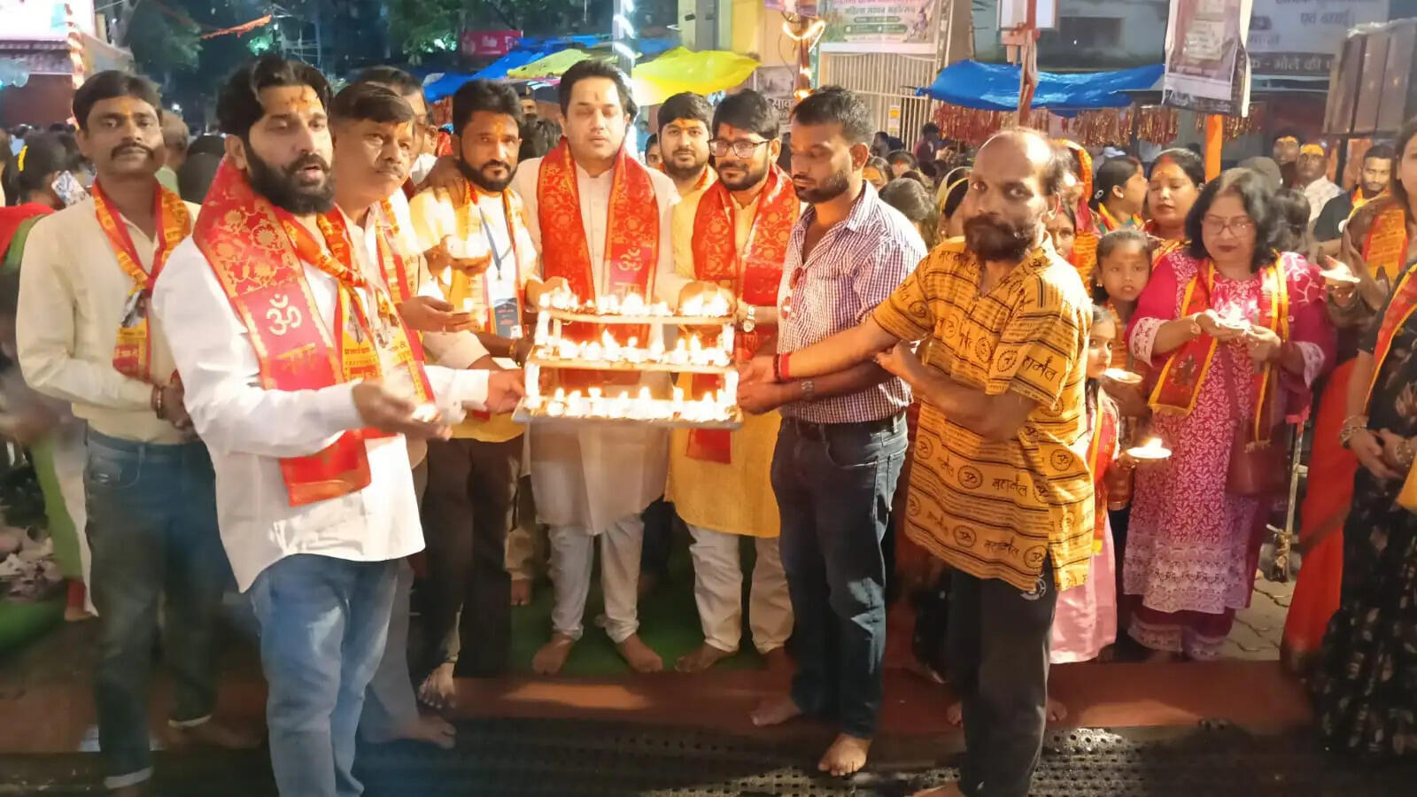 सावन की अंतिम सोमवारी पर पहाडी बाबा की हुई संध्या महाआरती, भंडारे में भक्तों ने पाया प्रसाद