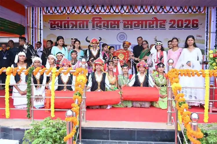 उप मुख्यमंत्री&nbsp;अरुण साव ने ध्वजारोहण कर परेड की सलामी ली