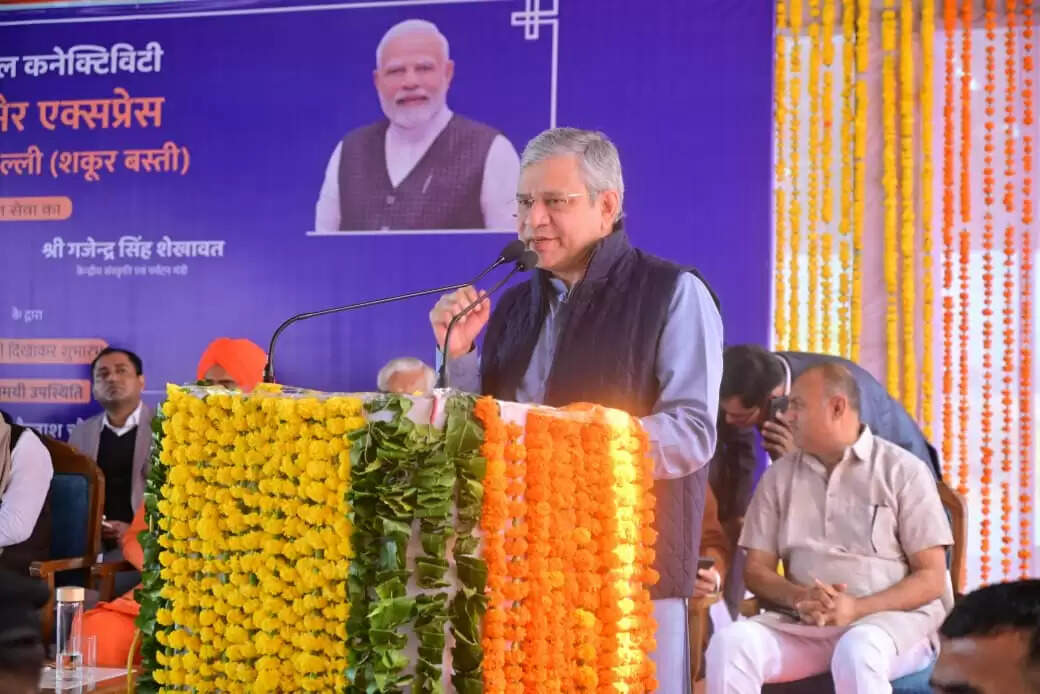 रेल मंत्री ने जैसलमेर में नई सुपरफास्ट ट्रेन स्वर्णनगरी एक्सप्रेस को दिखाई हरी झंडी