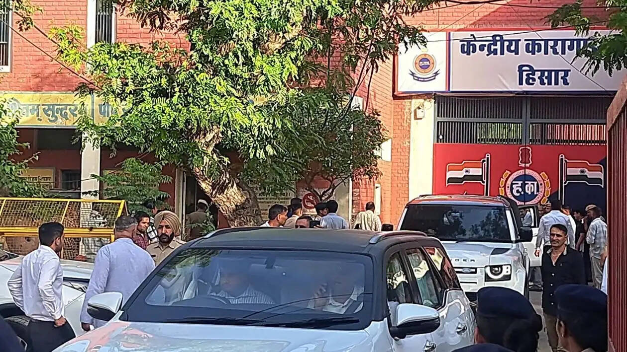 हिसार जेल से लगभग साढ़े 11 साल बाद बाहर निकला रामपाल