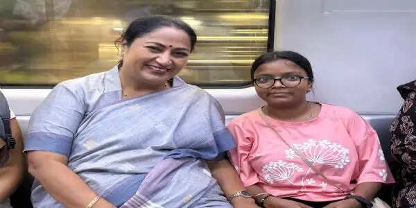 मुख्यमंत्री मेट्रो और बस में यात्रा करके दिल्ली सचिवालय पहुंचीं