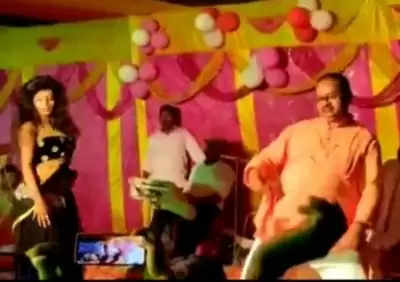 बिहार : जदयू विधायक ने बार बालाओं के साथ जमकर लगाए ठुमके, वीडियो वायरल