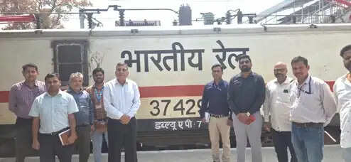 प्रयागराज-कानपुर खंड पर की जा रही स्वदेशी ‘कवच’ प्रणाली स्थापित