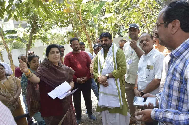 भोपालः मंत्री कृष्णा गौर ने किया क्षेत्र का औचक निरीक्षण, जनसमस्याओं का किया त्वरित निराकरण