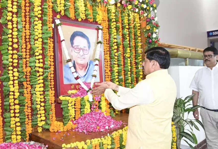 मुख्यमंत्री डॉ. यादव ने पूर्व विधानसभा अध्यक्ष बृजमोहन मिश्रा की जयंती पर पुष्पांजलि अर्पित की