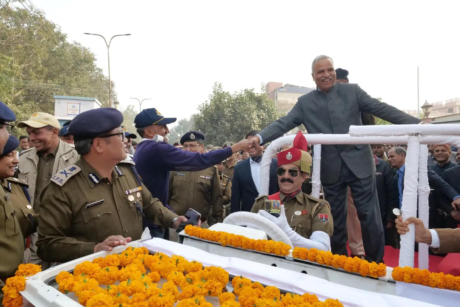 निवर्तमान पुलिस महानिदेशक मिश्रा को सेवानिवृत्ति पर रस्सों से कार खींच कर दी भावभीनी विदाई