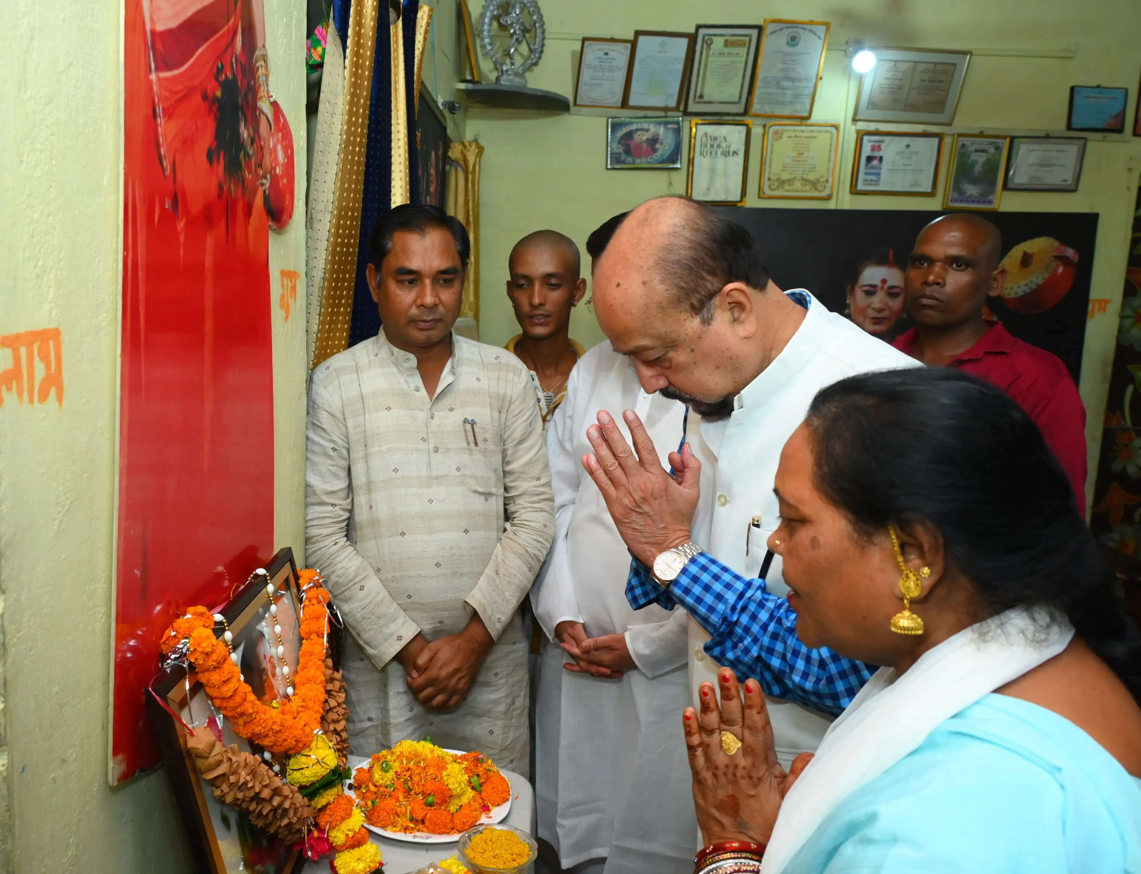 राज्यपाल रमेन डेका ने पद्म विभूषण स्व. डॉ. तीजन बाई के गृह ग्राम गनियारी पहुंचकर दी श्रद्धांजलि