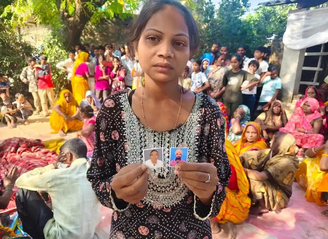 बाराबंकी: पूजा पंडाल में नाग से करतब दिखाना पड़ा भारी, पिता-पुत्र की मौत से गांव में मचा काेहराम