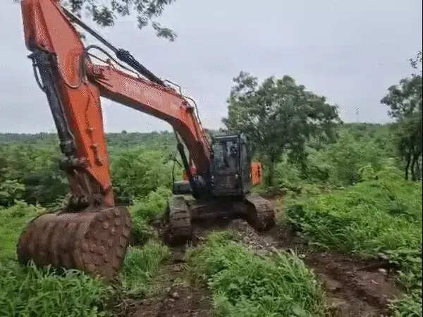 भोपाल के टाइगर मूवमेंट एरिया में पहाड़ी की कटाई का विरोध, जेसीबी-पोकलेन से खुदाई पर लोगों ने उठाए सवाल