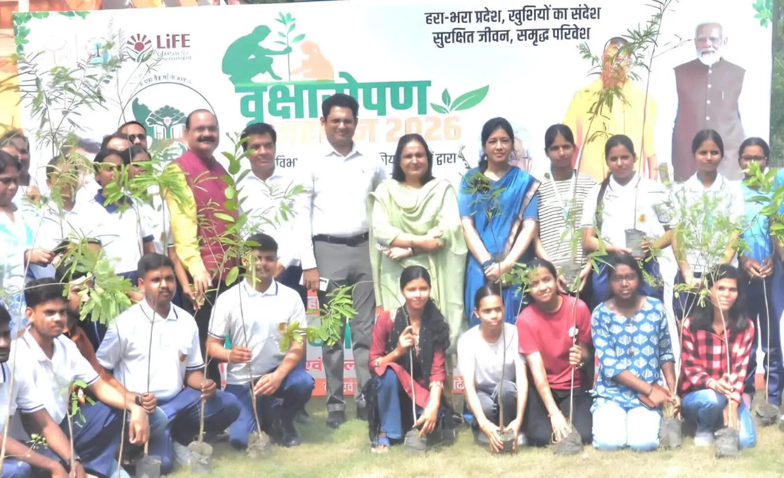 पूर्वांचल विश्वविद्यालय में 'एक पेड़ माँ के नाम' के तहत हुआ वृहद पौधरोपण