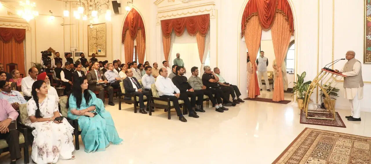 सशस्त्र सेना झंडा निधि में योगदान, राष्ट्र भक्ति की सशक्त अभिव्यक्ति : राज्यपाल पटेल