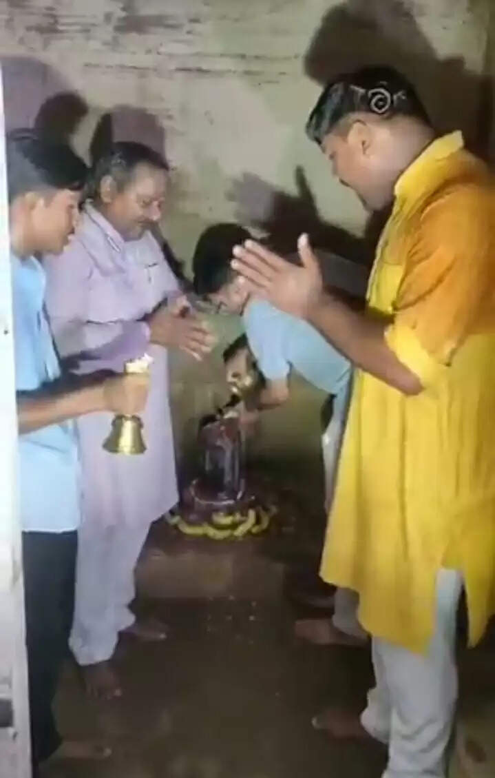 वाराणसी में सिद्धेश्वर महादेव मंदिर का खुला ताला, सुबह से जल चढ़ाने वालों की भीड़