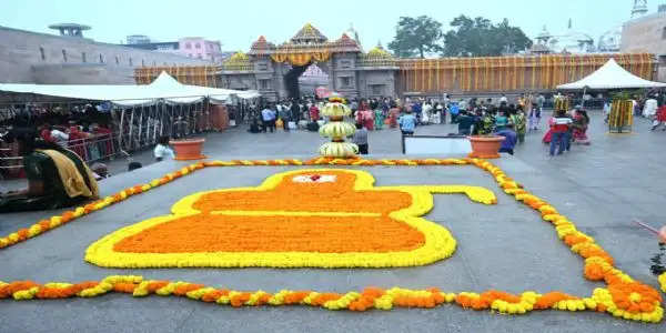 बाबा विश्वनाथ धाम के दूसरी वर्षगांठ पर दीयों से जगमगाया बाबा का आंगन