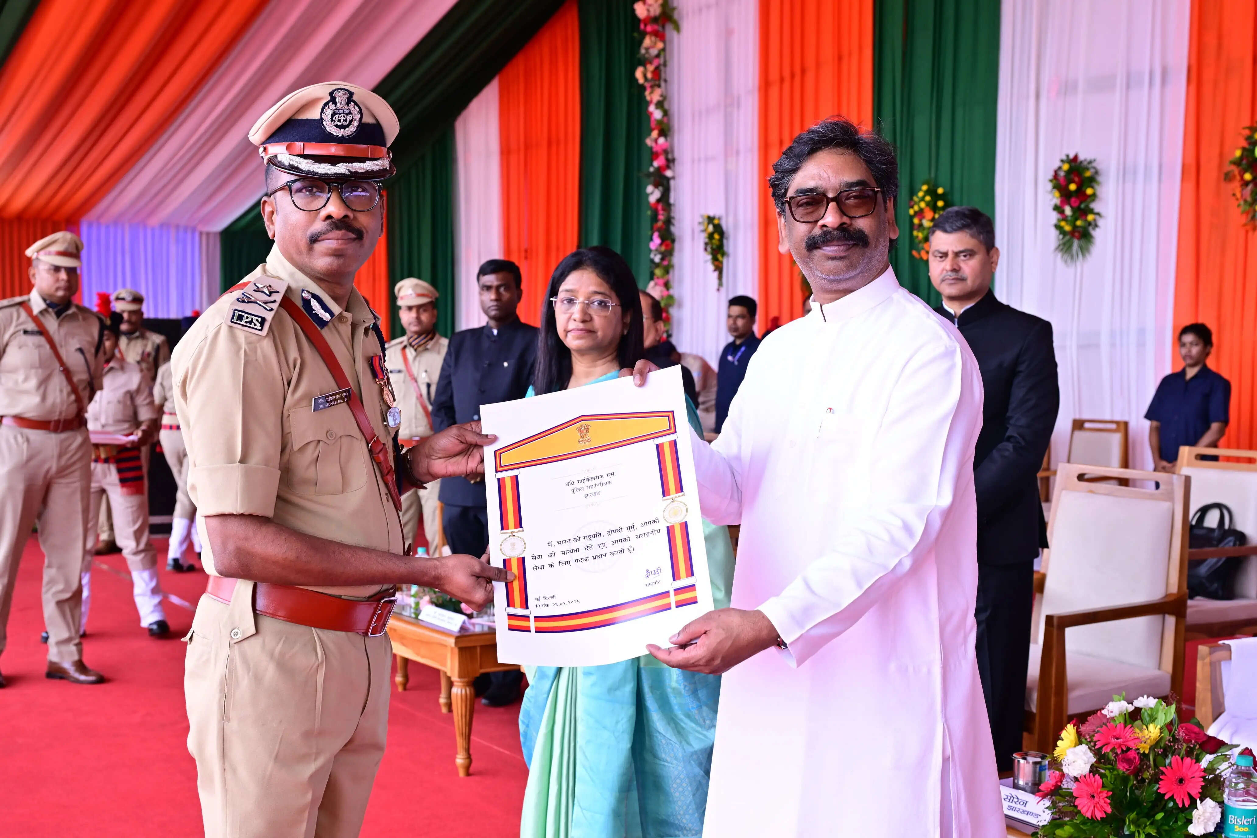 स्वतंत्रता दिवस समारोह में मुख्यमंत्री ने पुलिस अधिकारियों-जवानों को पदक देकर किया सम्मानित