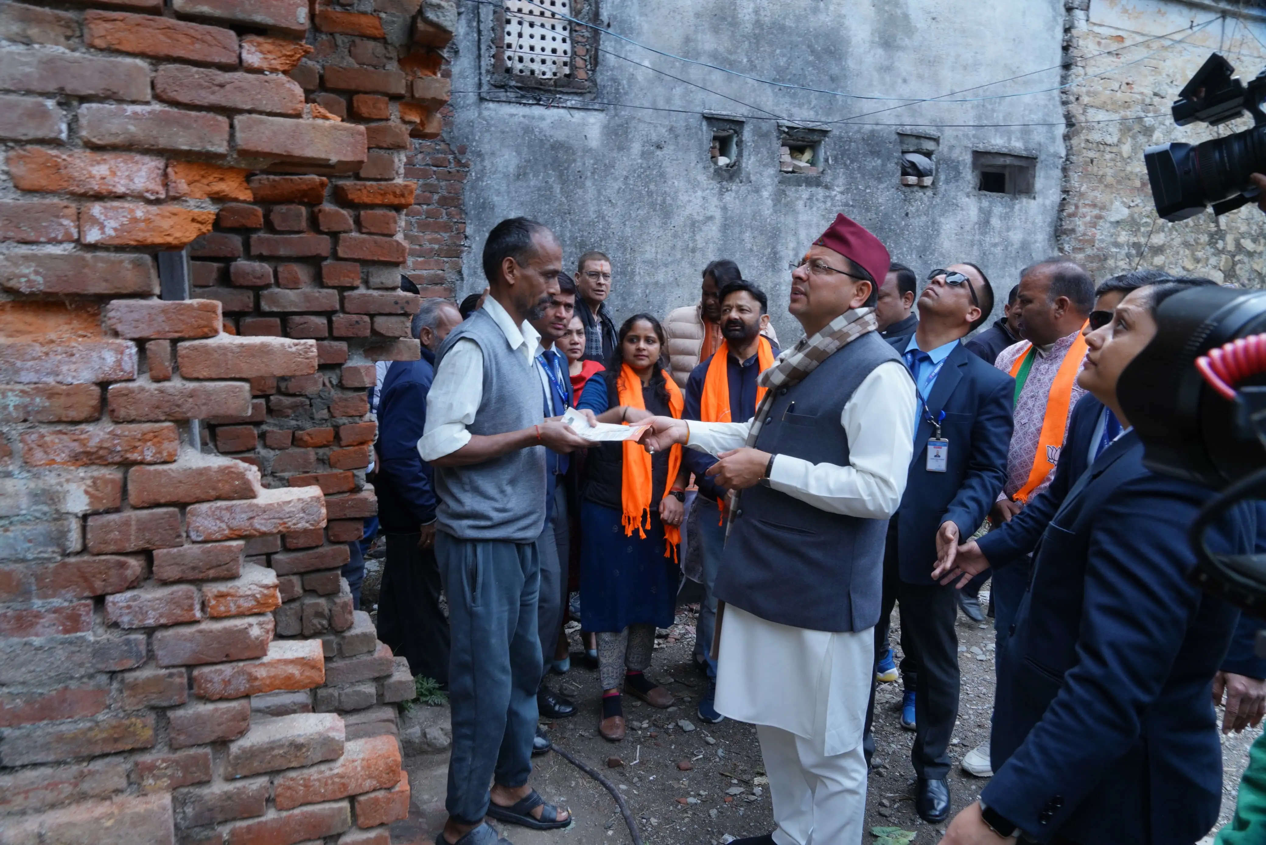 मुख्यमंत्री ने लाभार्थियों से की मुलाकात, क्रियान्वयन का जायजा लेकर निस्तारण के दिये निर्देश