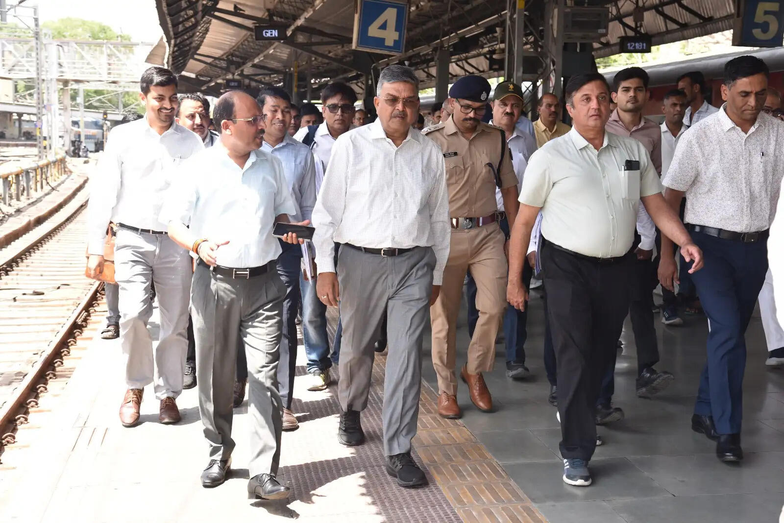 उत्तर पश्चिम रेलवे के महाप्रबंधक अमिताभ ने किया अजमेर स्टेशन का सघन निरीक्षण