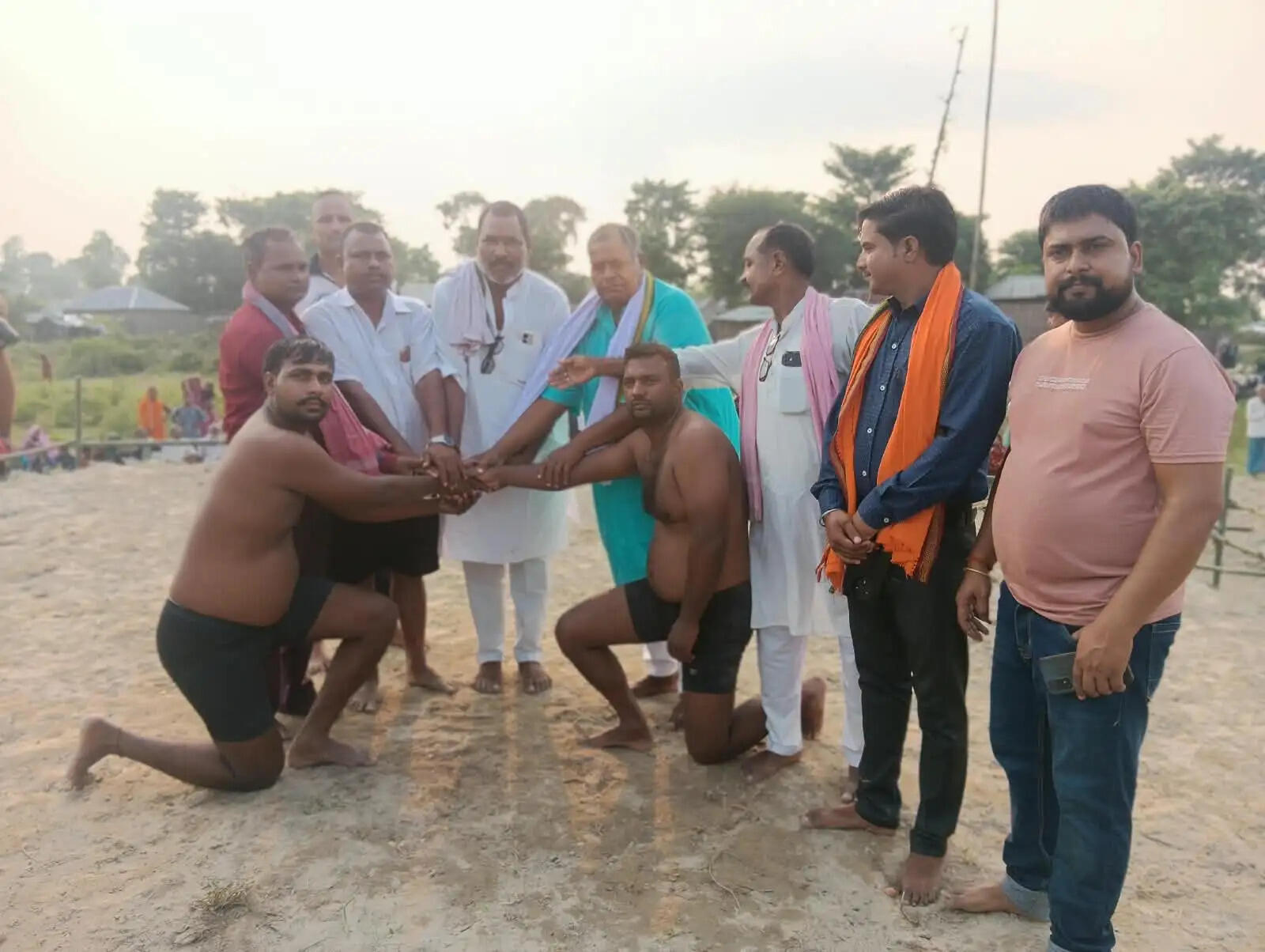 ठाढ़ा भवानीपुर के जितिया मेले में महिला पहलवानों ने दिखाया दमखम