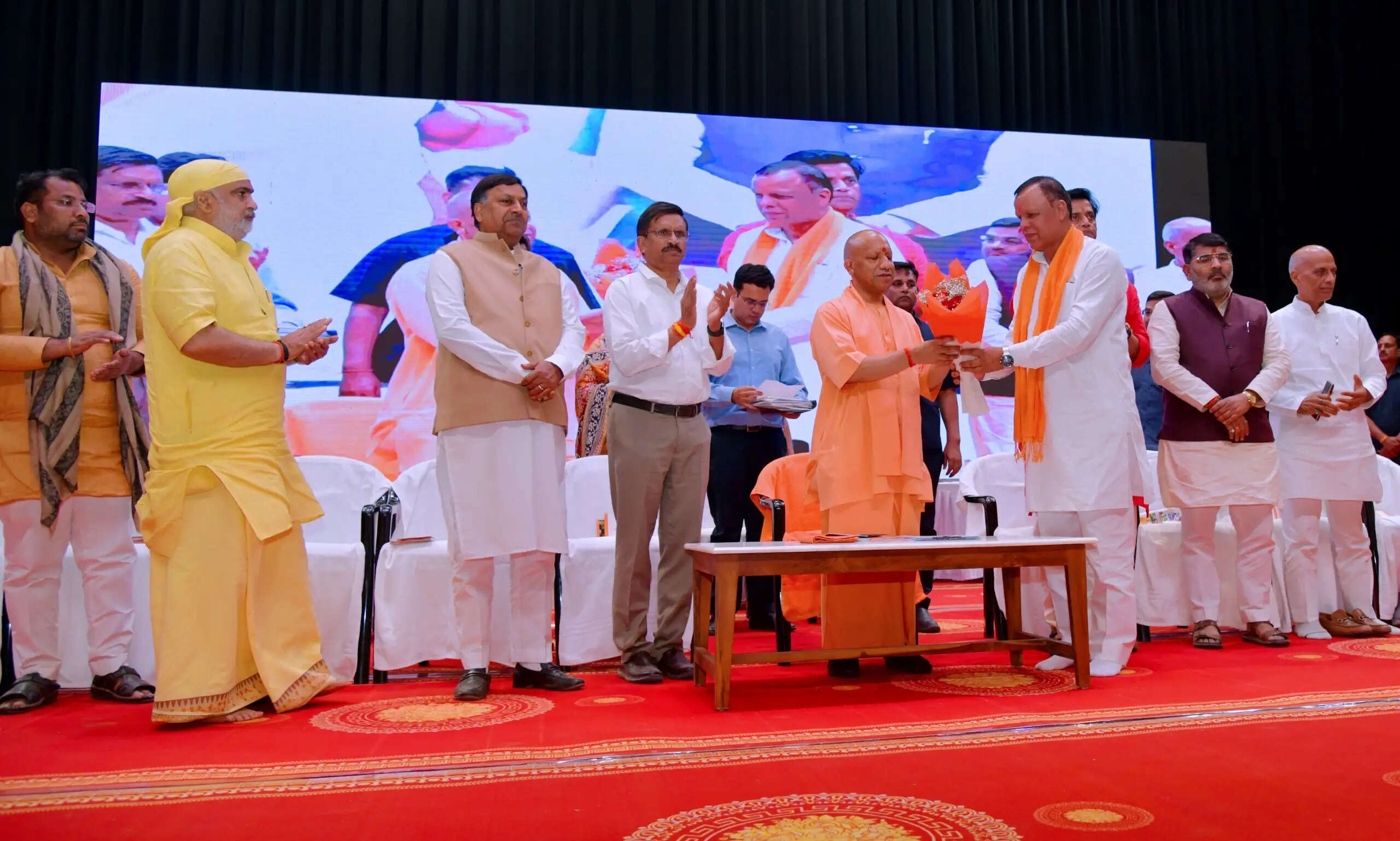 पंचर साइकिल नहीं कर पाएगी बुलेट ट्रेन की स्पीड वाली सरकार का मुकाबला : सीएम योगी