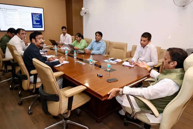 उच्च जोखिम वाली गर्भवती महिलाओं की समय पर स्वास्थ्य संस्थानों में करें भर्ती : उप मुख्यमंत्री शुक्ल