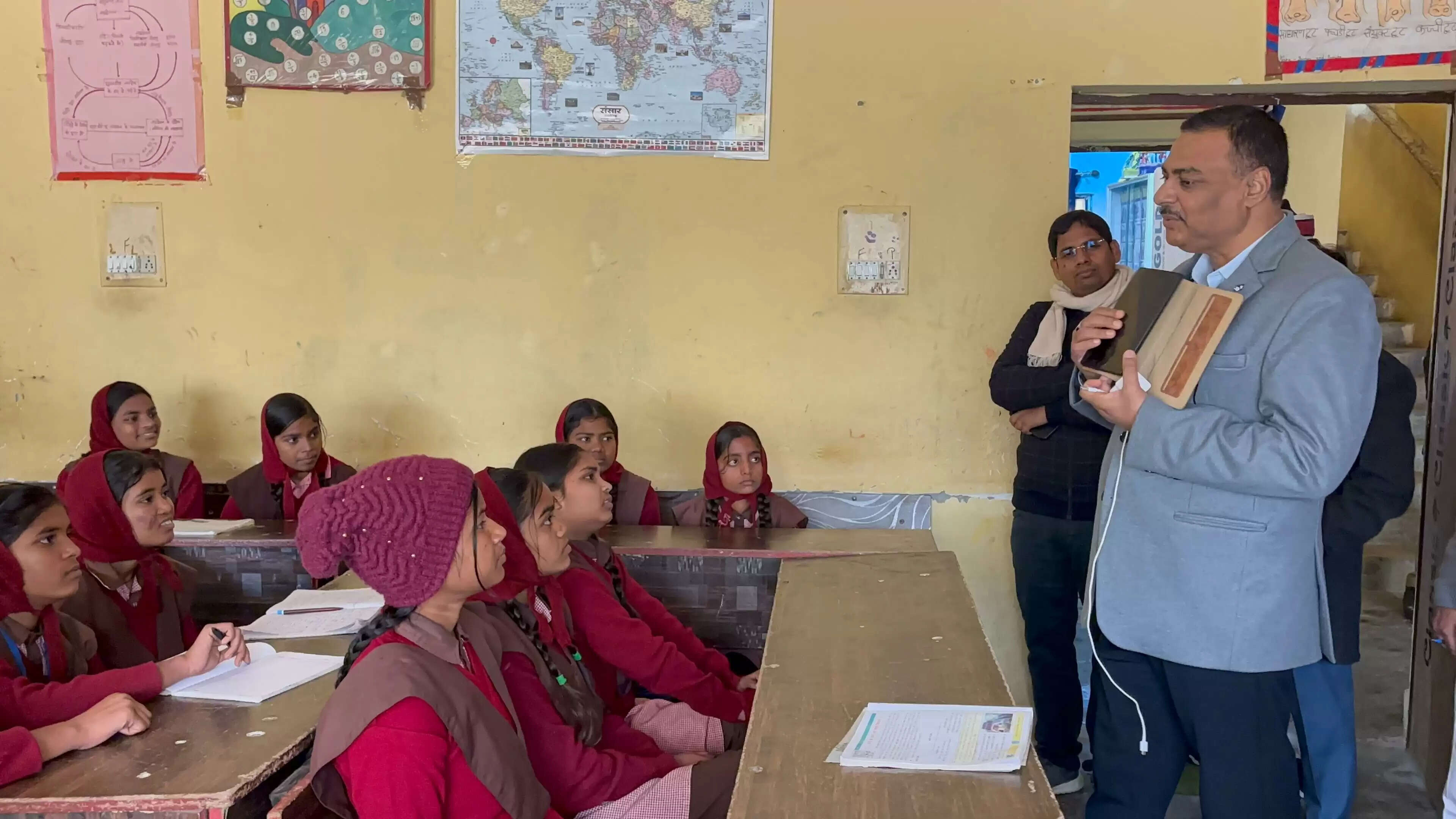 जिलाधिकारी की क्लास में छात्राएं अव्वल, चार्जर से समझाया विज्ञान का पाठ