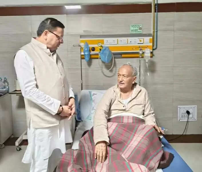 दिल्ली के अस्पताल में भर्ती पूर्व राज्यपाल कोश्यारी से मिले मुख्यमंत्री धामी