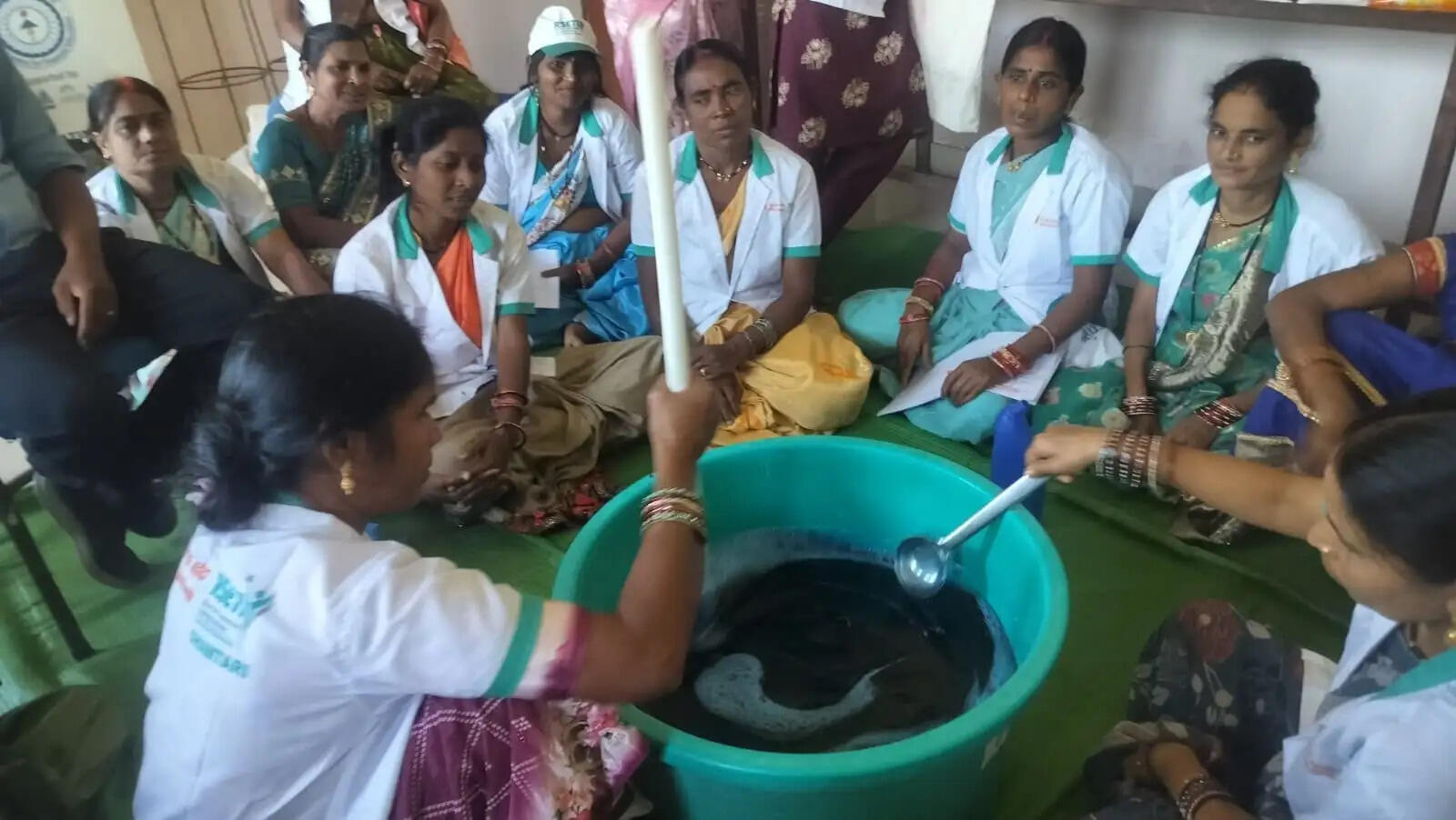 हरदीभाठा की महिला स्व-सहायता समूह बना रही फिनाइल, हैंडवॉश, साबुन