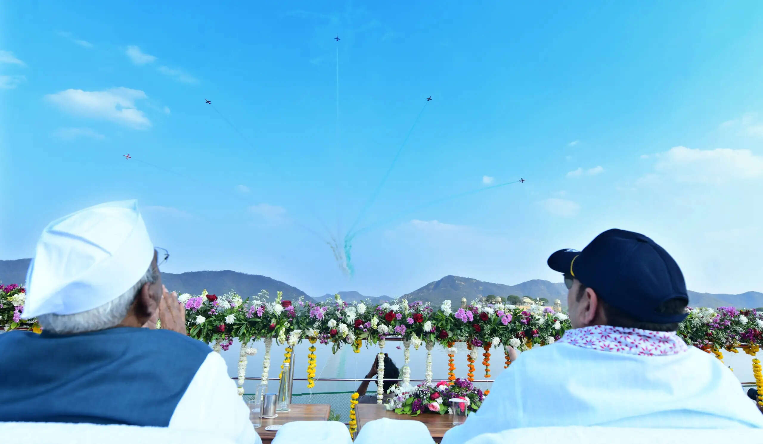 जलमहल की पाल पर सूर्यकिरण एरोबैटिक एवं सारंग हेलिकॉप्टर डिस्प्ले का हुआ आयोजन