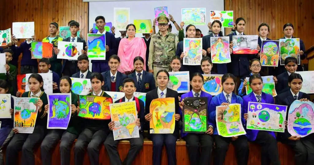 पृथ्वी दिवस पर बच्चों ने पोस्टरों व कलाकृतियों से दिया पर्यावरणीय चेतना के संदेश